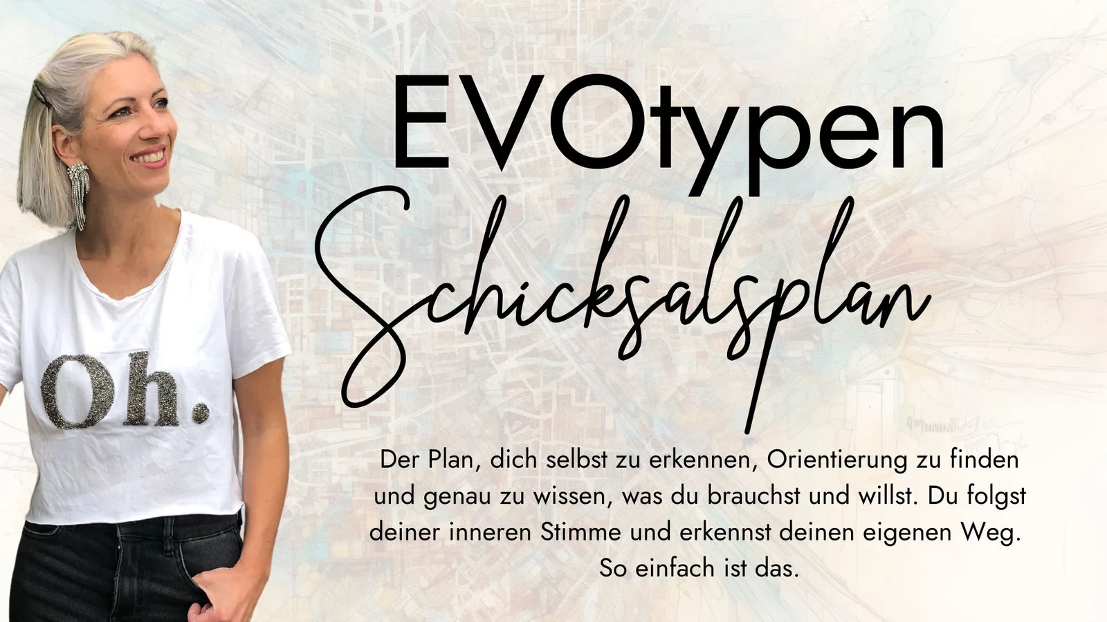 Anneli Eick lächelnd in weißem Shirt mit Glitzer-Schrift 'Oh.' vor verschwommenem Hintergrund