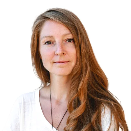 Expedition Familie – Videokurs für werdende Eltern 21 Anna Leke von Langendorff, Frau mit rötlich-braunen Haaren in weißem Shirt vor hellem Hintergrund