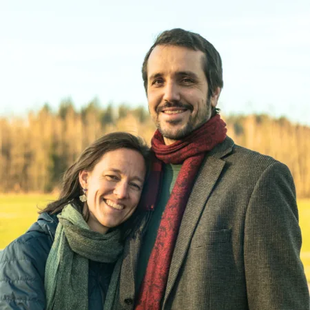 Expedition Familie – Videokurs für werdende Eltern 25 Porträt von Katharina Peter Nawka und Partner in Herbstlandschaft mit Wald im Hintergrund