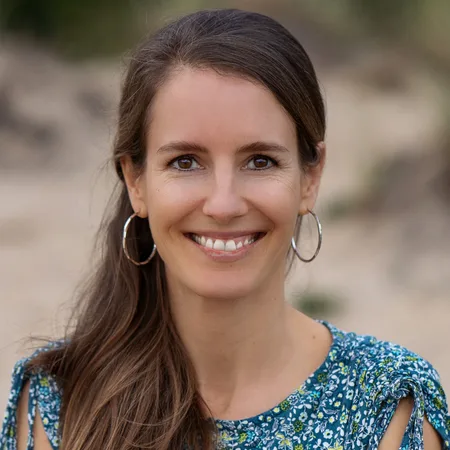 Expedition Familie – Videokurs für werdende Eltern 28 Porträt von Anna Thayenthal mit braunem Haar, Ohrringen und gemustertem Oberteil