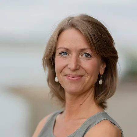 Expedition Familie – Videokurs für werdende Eltern 12 Anna Fienbork, Frau mit braunem Haar und Perlenhängern, Porträt