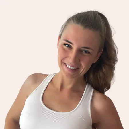 Expedition Familie – Videokurs für werdende Eltern 4 Porträt von Ann Katrin Gnuzmann mit braunem Haar und weißem Tanktop
