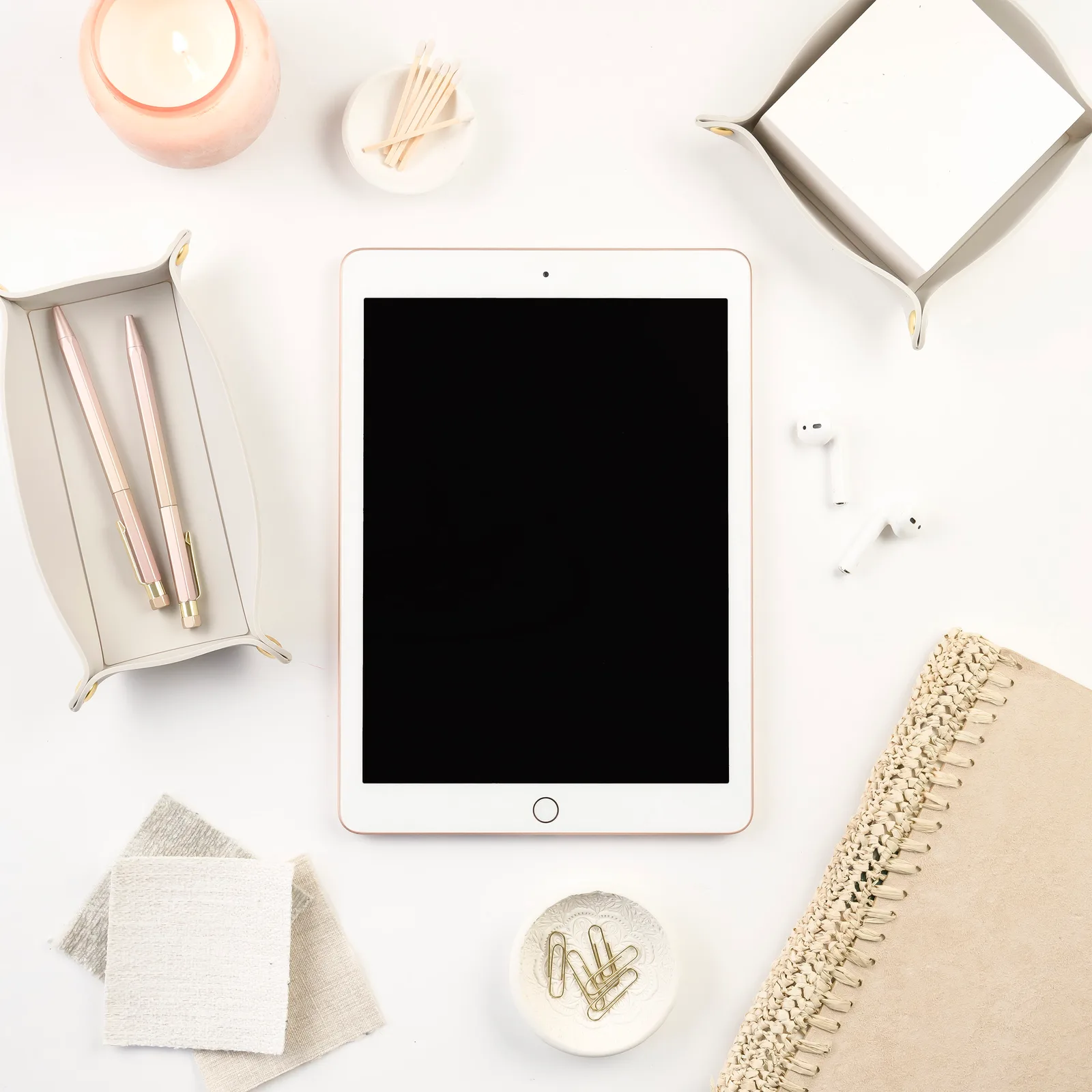 Flatlays mit iPad, Stiften, Notizbuch und Bürozubehör auf weißem Hintergrund