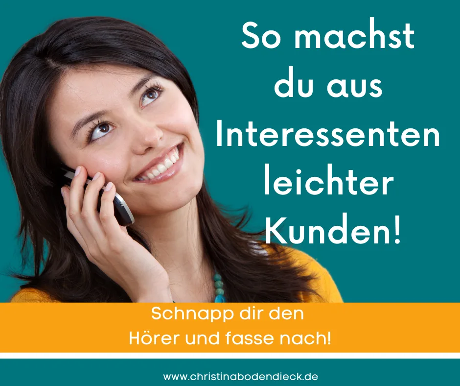 Frau am Telefon mit Text über Interessenten zu Kunden konvertieren