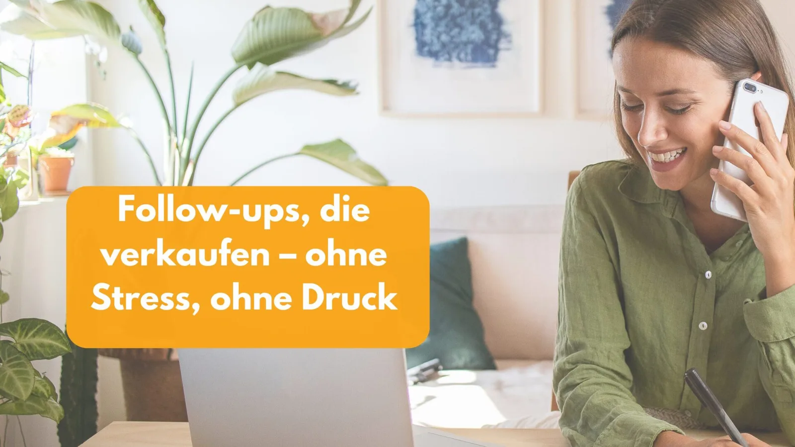Frau am Telefon mit Text über Follow-ups ohne Stress und Druck