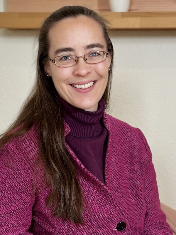 Porträtfoto Ricarda Colditz, Frau mit Brille in lila Blazer