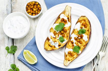 Low-Carb Rezept-Beispiel gefüllte Aubergine mit Kichererbsen und Joghurt
