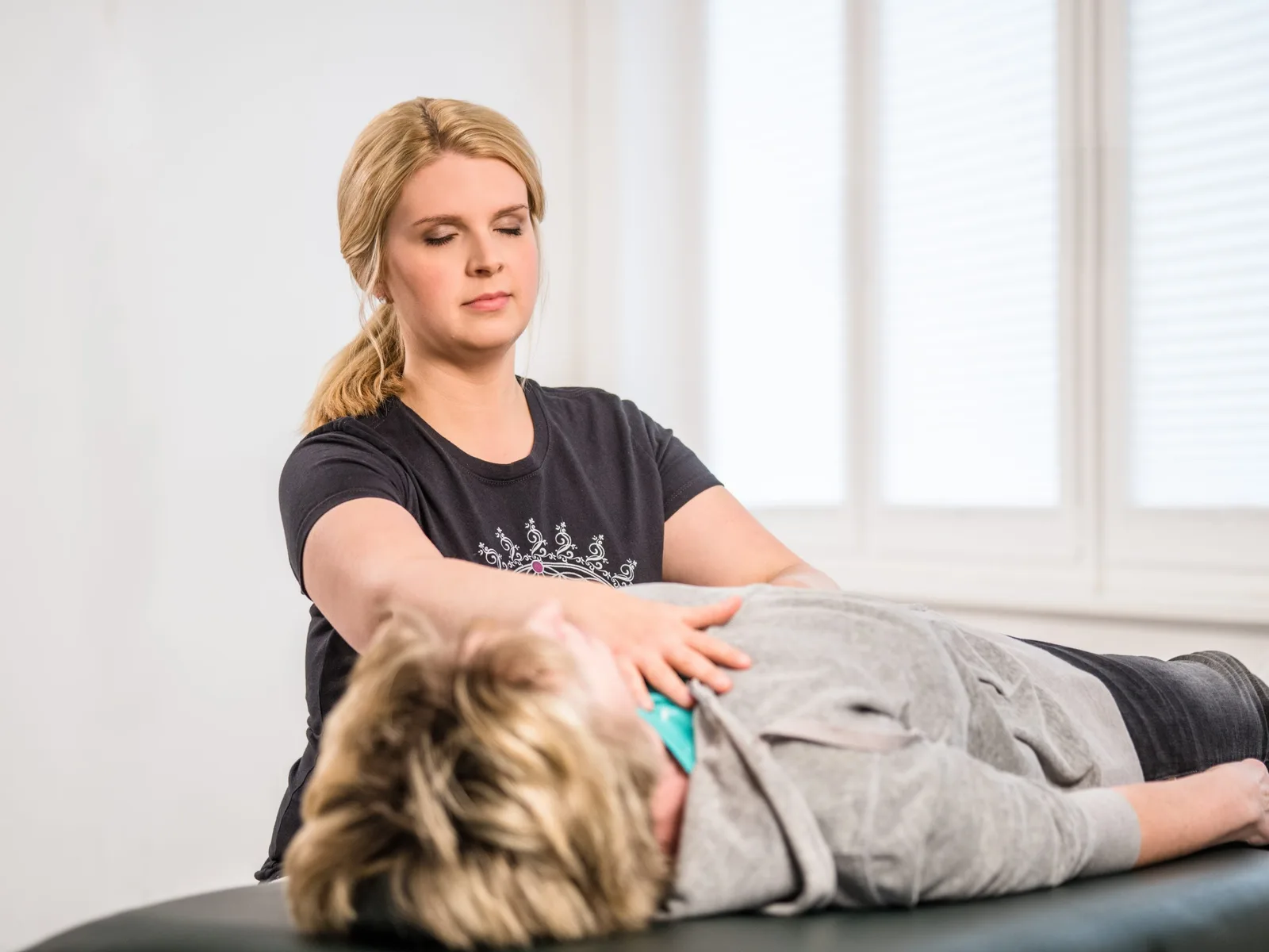 Sabrina Albrecht führt Energieübertragung bei Patientin durch