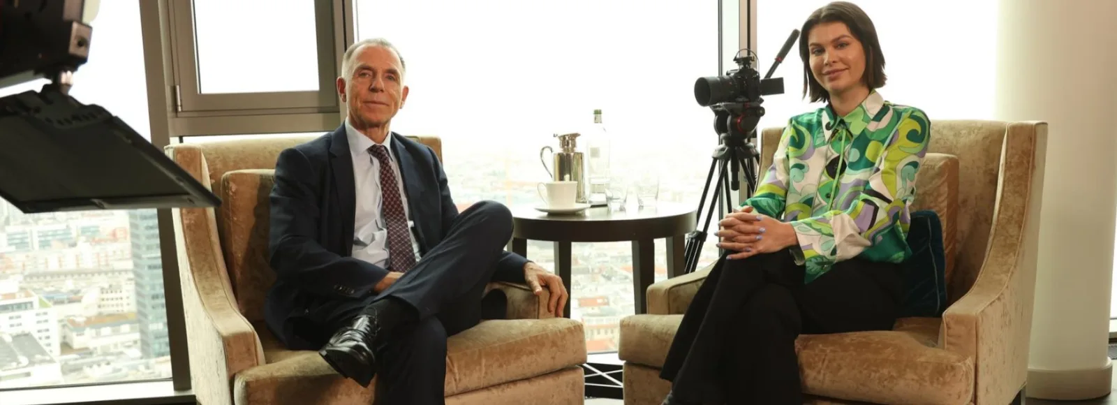 Master-Class Membership Finanzielle Freiheit von Rainer Zitelmann 4 Videostandbild breite Einstellung Interview mit Rainer Zitelmann und Moderatorin, Studio