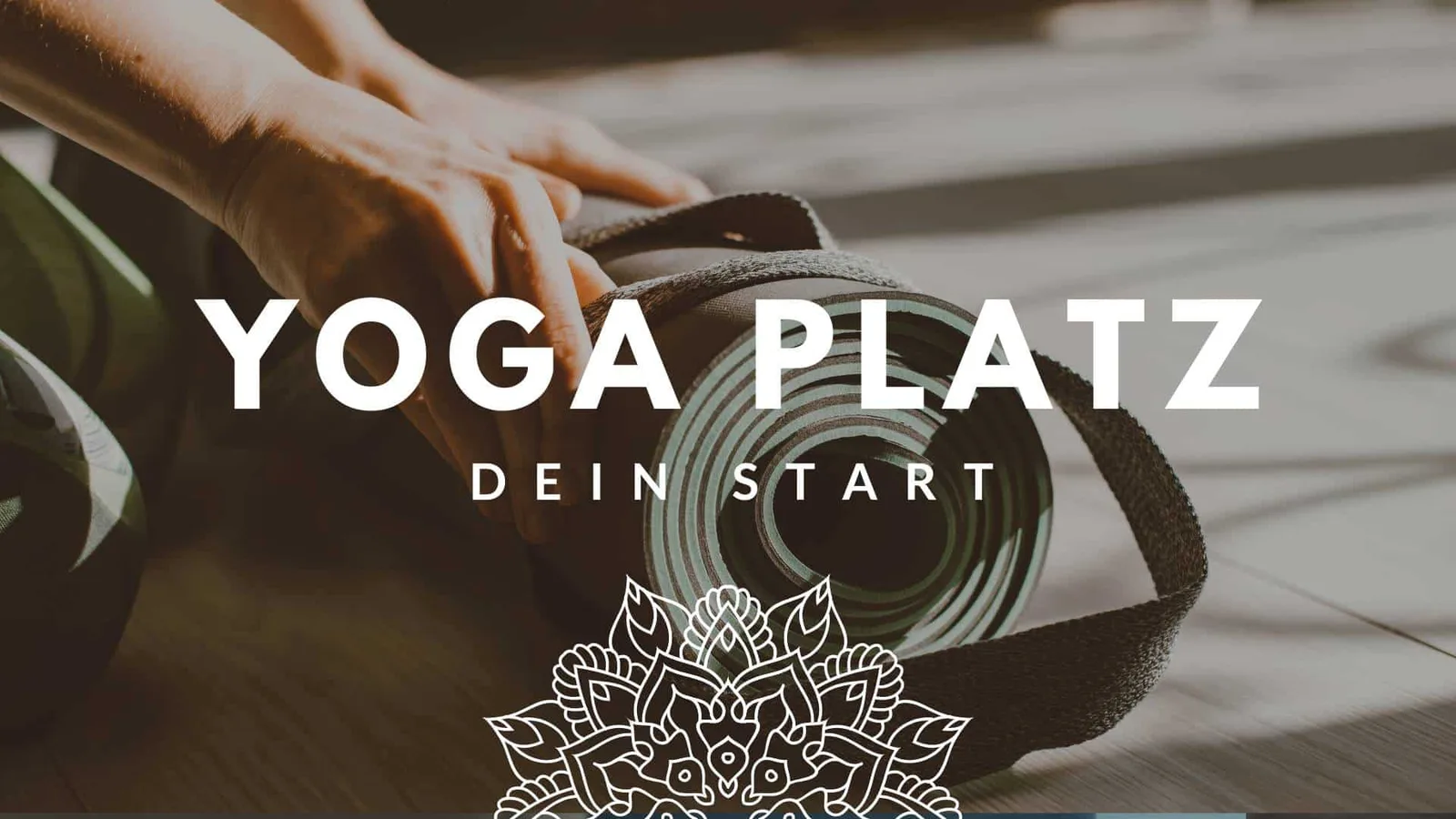 Yoga Matte wird aufgerollt mit Text Yoga Platz Dein Start