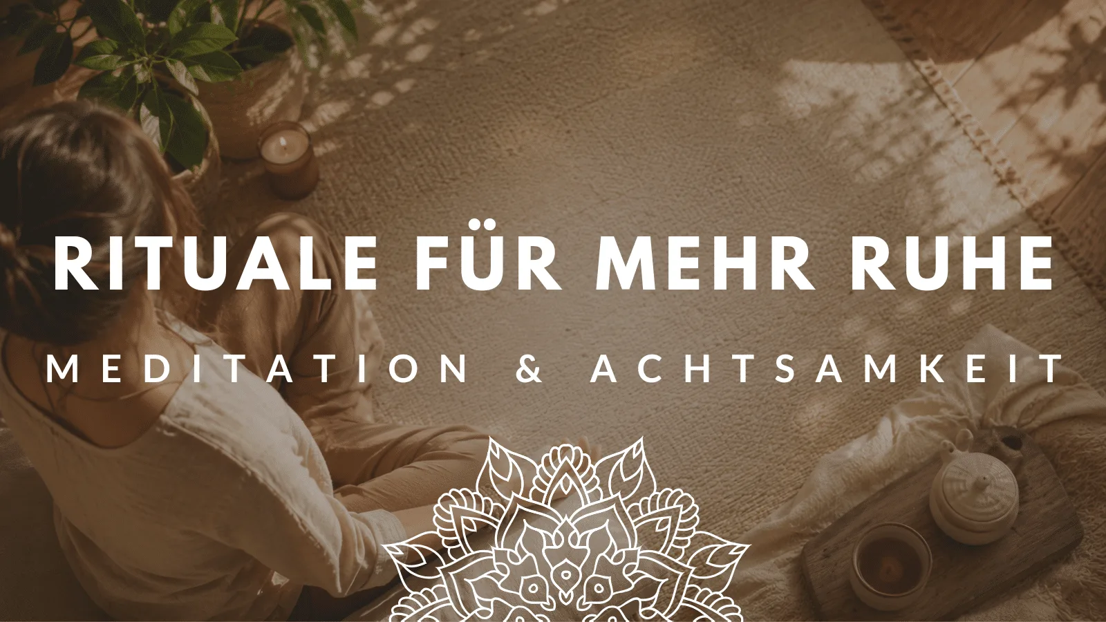 Rituale für mehr Ruhe – Meditation und Achtsamkeit, Frau auf Teppich mit Kerzen