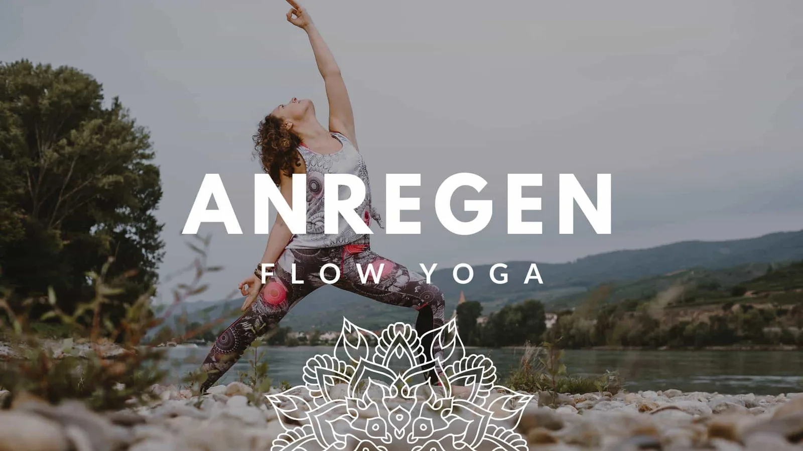 Yoga-Trainerin in Flow-Pose an Flusslandschaft mit Bergen
