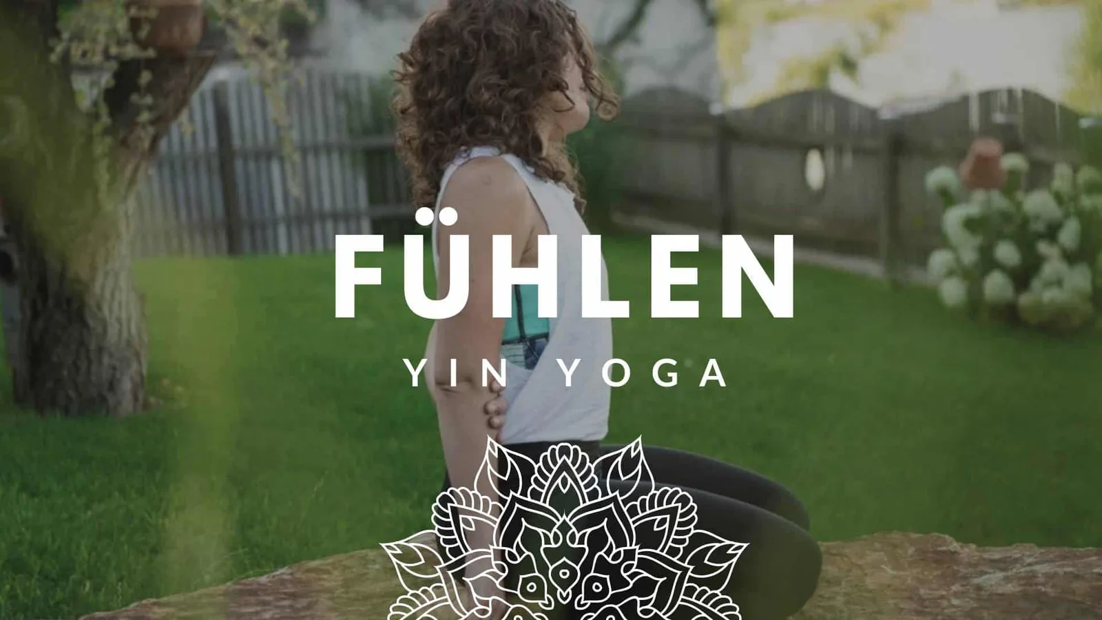 Yoga-Trainerin sitzt am See in entspannter Pose mit Wasser-Reflexion