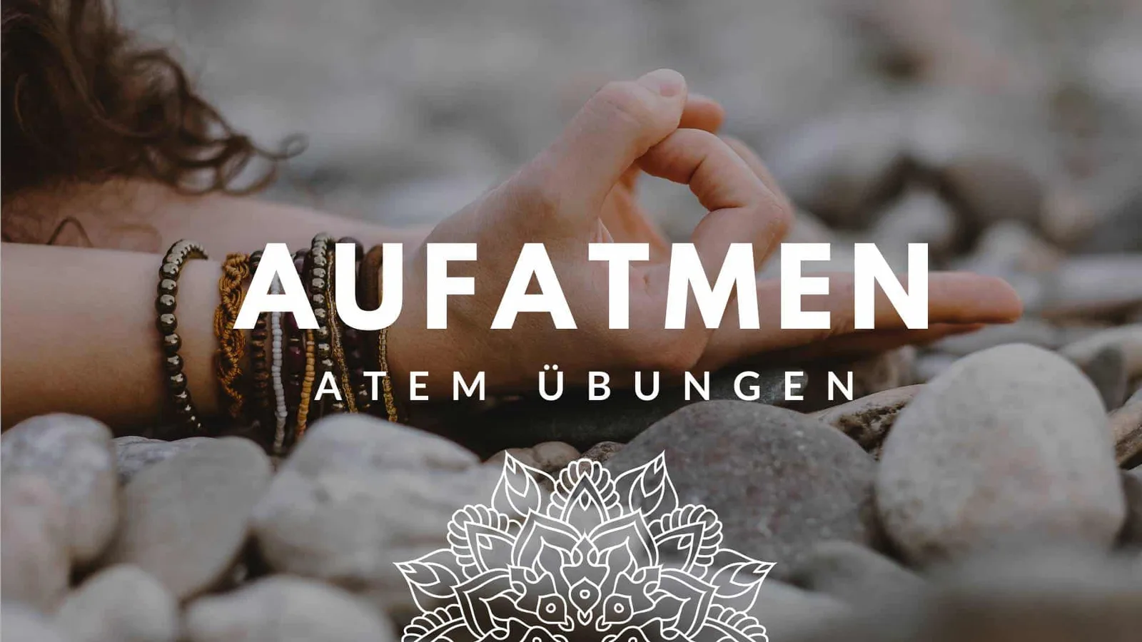 Nahaufnahme von Händen in Mudra-Geste an Steinen mit Armbändern