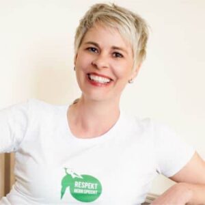 Porträtfoto von Bettina mit blondem Haar und weißem Shirt mit Respekt-Logo