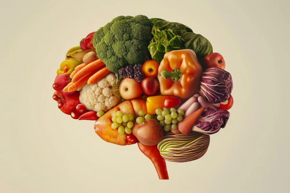 Gehirn aus Gemüse und Obst zusammengesetzt – Symbolbild für Ernährung und Neuroplastizität