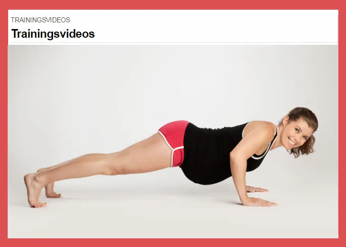 FitnessMama Trainingsvideos zeigt schwangere Frau in Plank-Position mit roten Hanteln