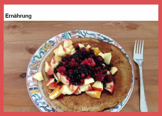 Ernährung Modul zeigt Pancake mit Obst auf Holztisch mit Gabel