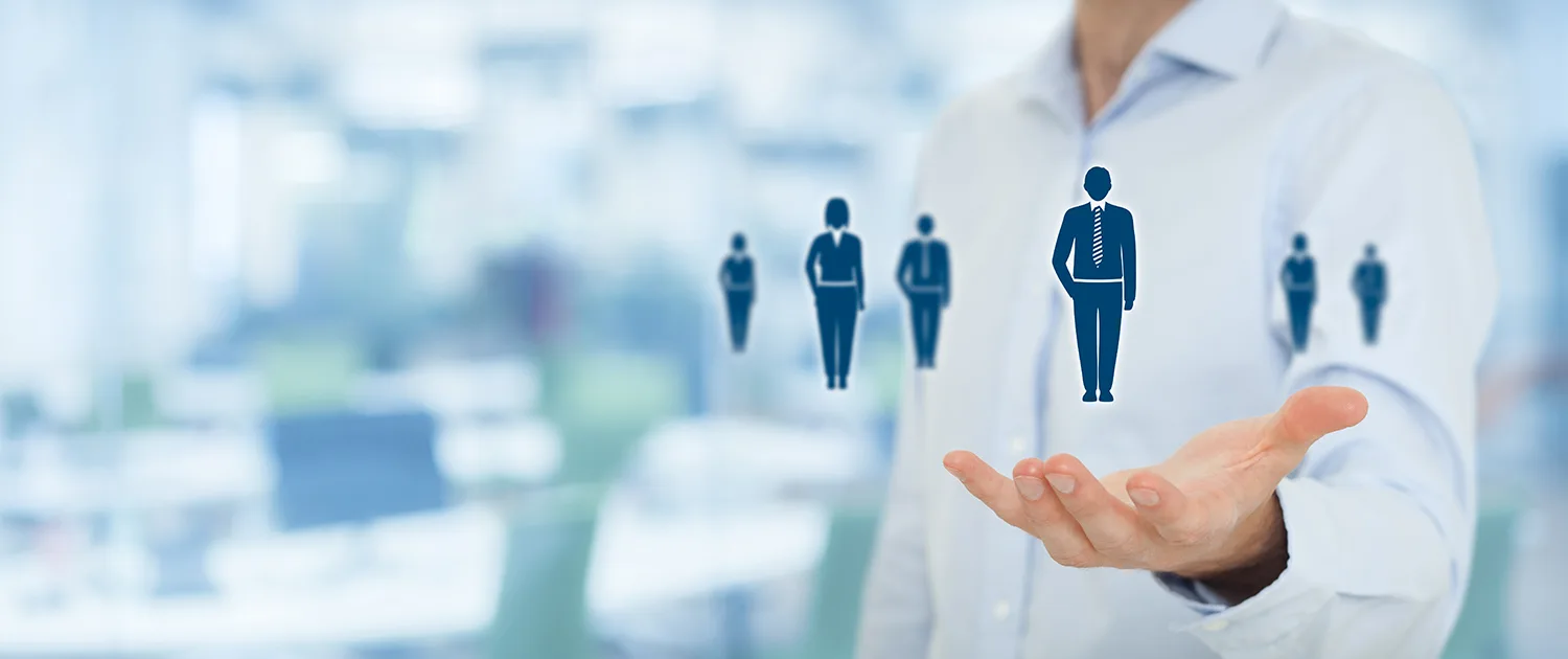 Geschäftsleute mit Symbolen für Personalauswahl und Teammanagement