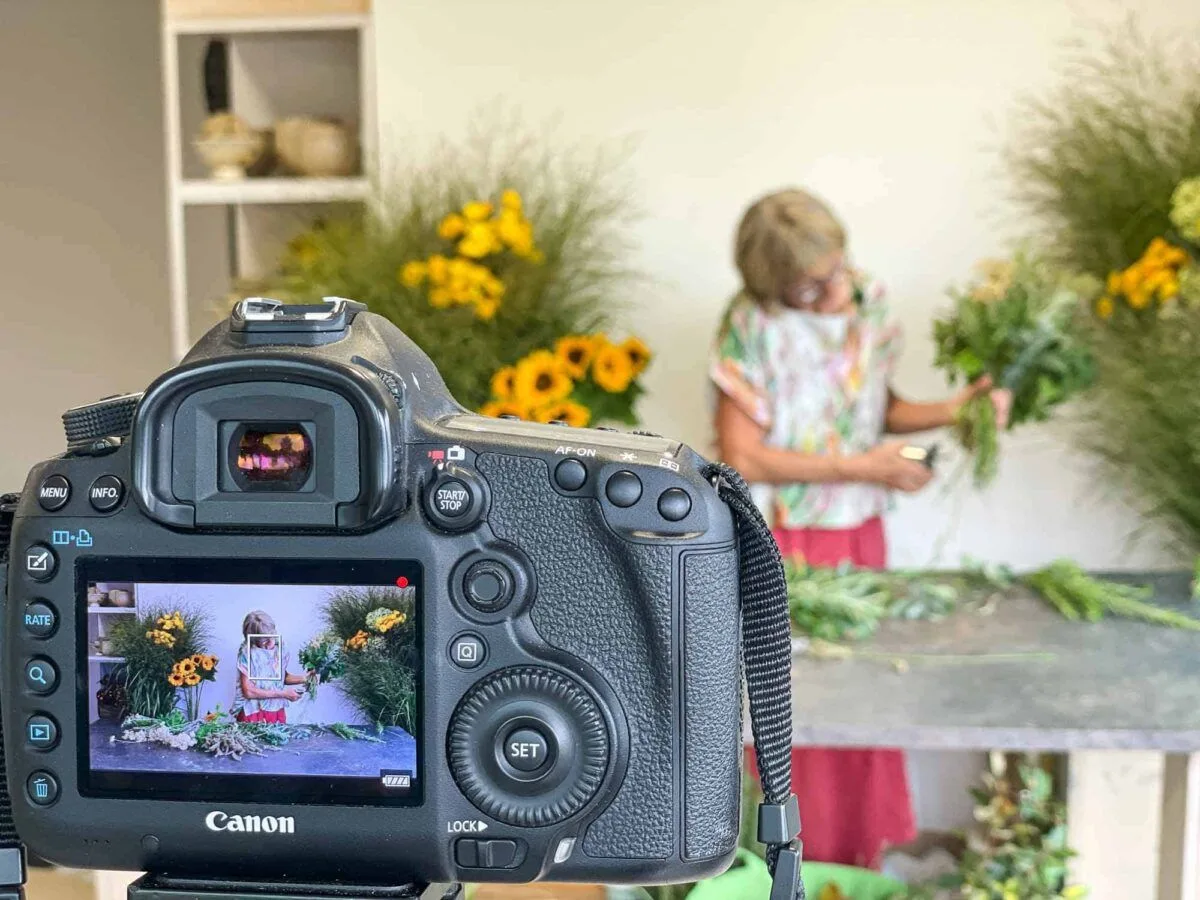Kamera-Ansicht bei Dreh einer Floristik-Anleitung mit Meisterin und gelben Blüten