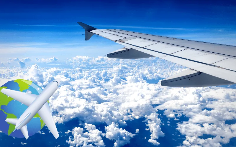 Flugangst überwinden – Audioprogramm gegen Aviophobie 6 Blick aus Flugzeugfenster auf Wolkendecke mit Flugzeugroboter-Symbol und Globus