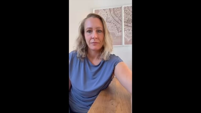 Porträt von Kursautorin Jennifer Subke in blauem Top vor weißem Hintergrund