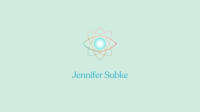 Flügelzart Kurs Logo mit stilisiertem Auge und geometrischen Formen auf mintgrünem Hintergrund