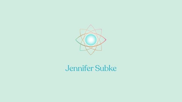 Flügelzart Kurs Logo mit stilisiertem Auge und geometrischen Formen auf mintgrünem Hintergrund