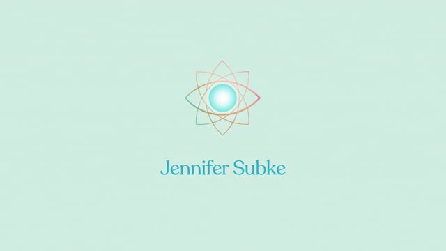 Flügelzart Kurs Logo mit stilisiertem Auge und geometrischen Formen auf mintgrünem Hintergrund
