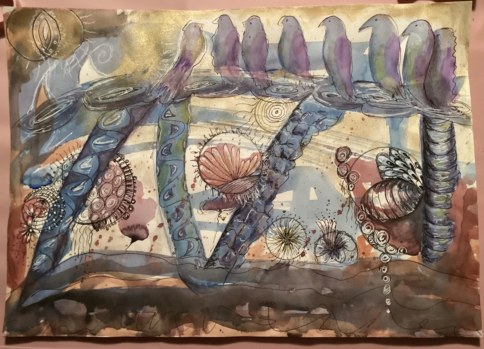 Mixed-Media Kunstwerk mit stilisierten Vögeln, Muscheln und organischen Formen in Pastelltönen