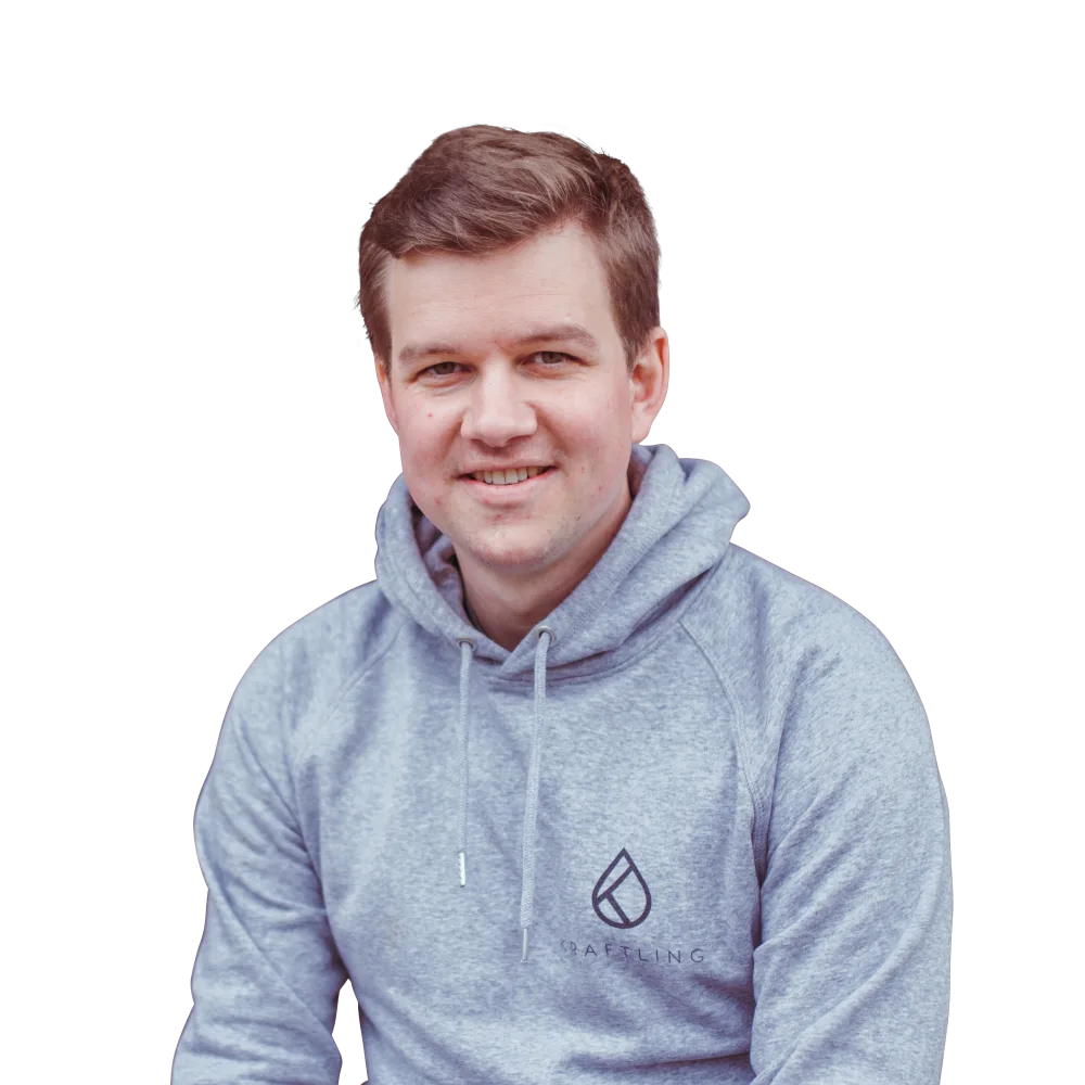 Food Innovator – Community Lebensmittel-Startups von Food Innovators 13 Porträt Friedrich Kalthoff von Kraftling, Gründer lächelnd vor weißem Hintergrund