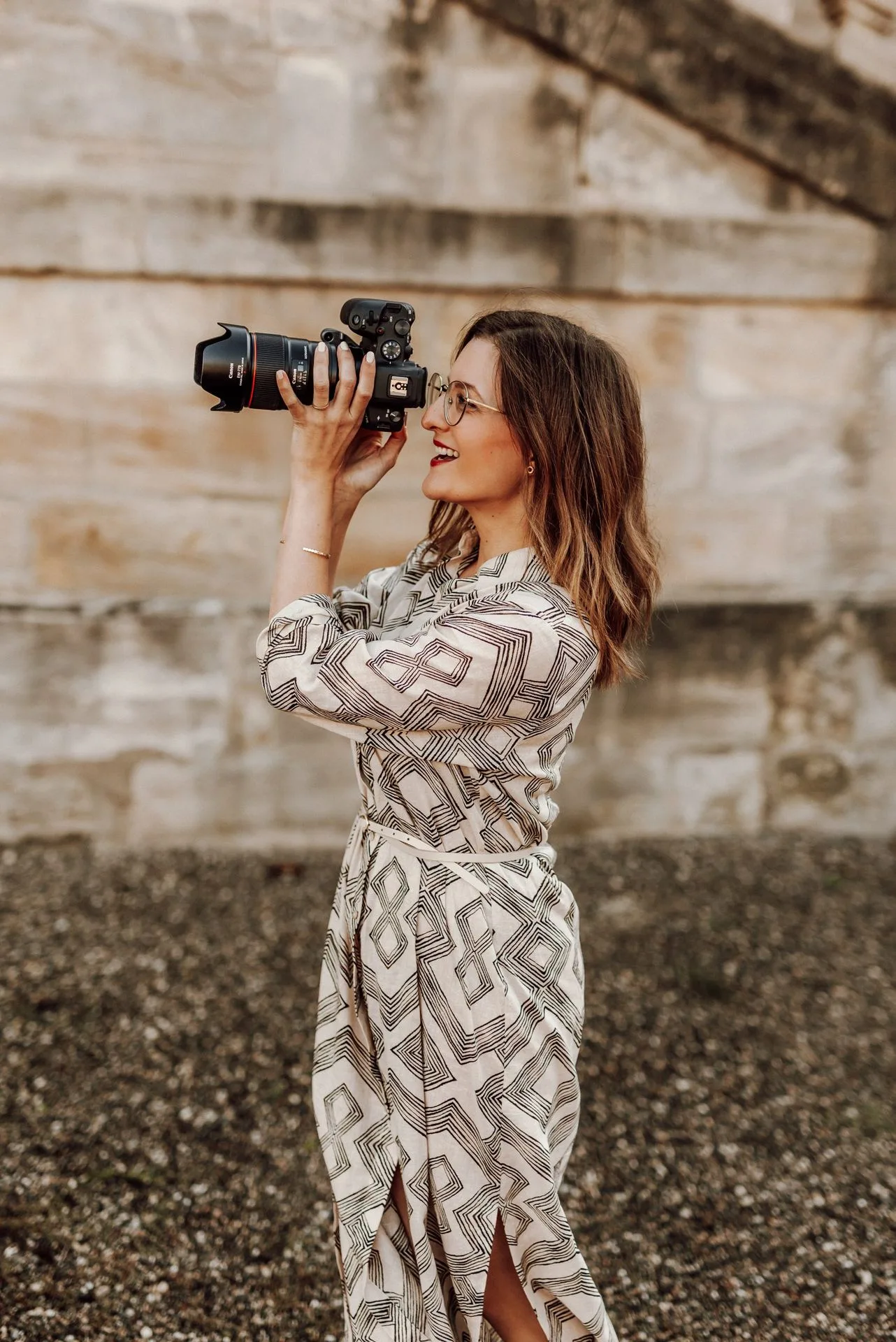 Fotoshooting Guide – Design- & Textvorlage von Luisa Mähringer 10 Porträt von Luisa Mähringer mit Kamera vor Steinwand