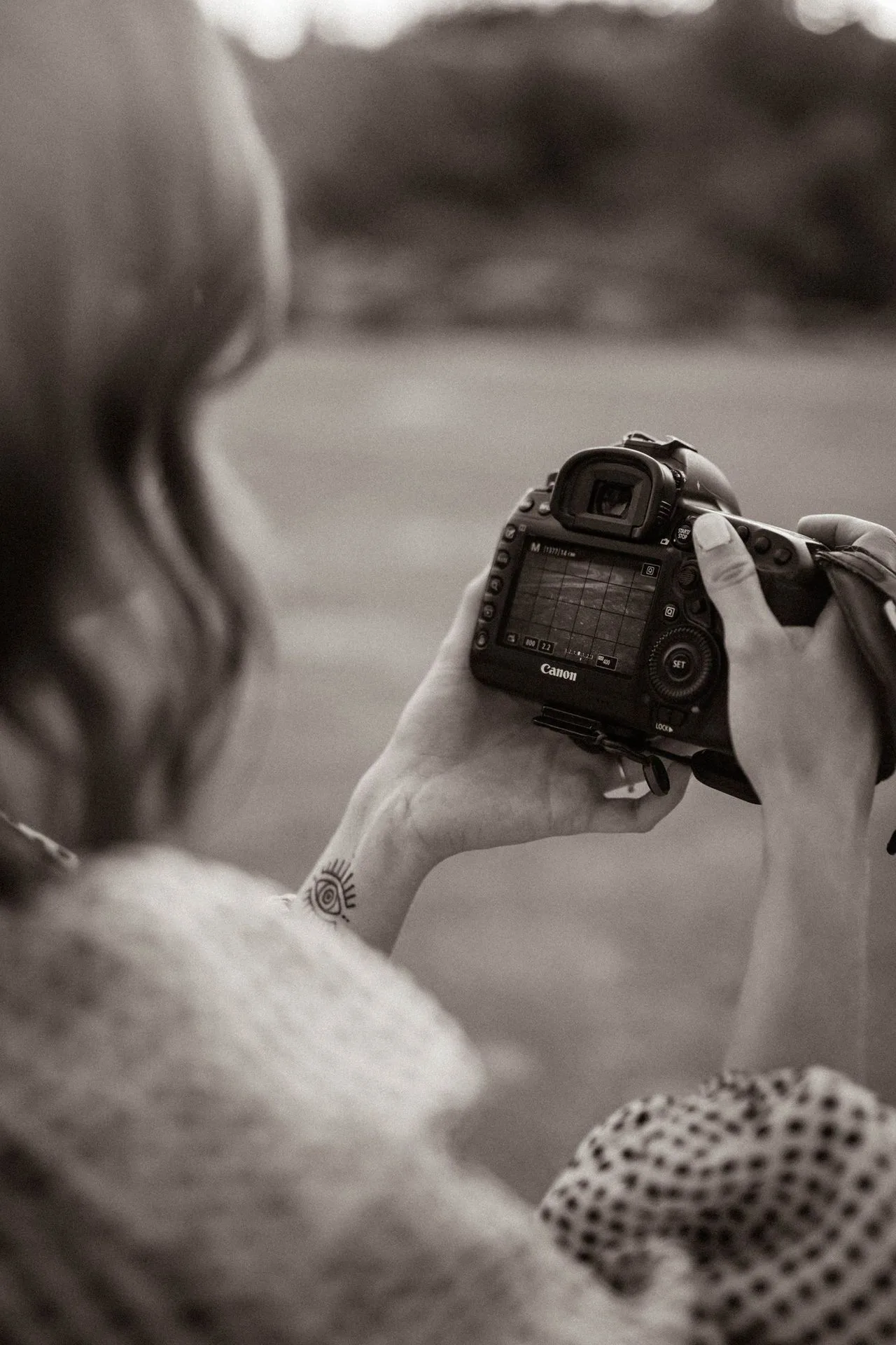 Fotoshooting Guide – Design- & Textvorlage von Luisa Mähringer 9 Schwarzweiß-Fotografie von Frau mit Kamera bei Außenaufnahmen
