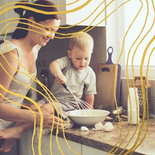 Mutter und Kleinkind kochen zusammen, Sohn löffelt Schüssel, dekorativ goldene Linien