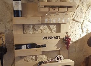 Wandmontierte Holzregale mit Text WIJNKAST und Lagerfeuer-Deko