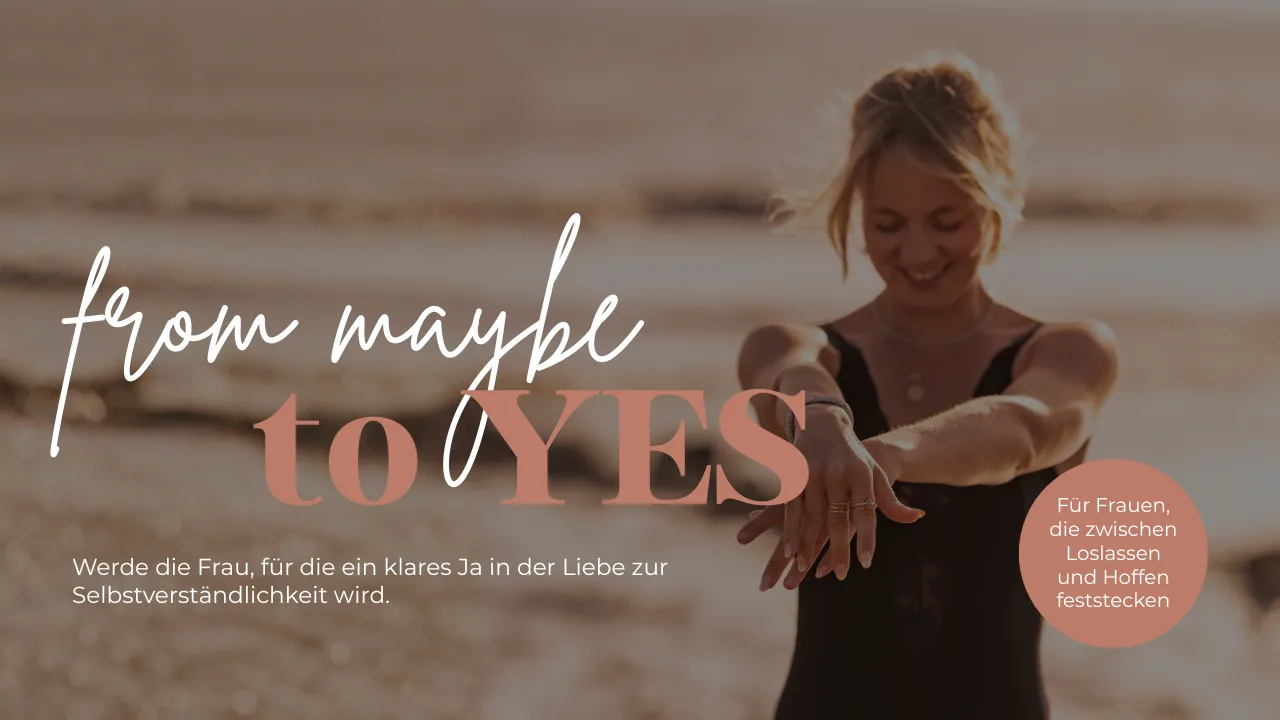 Hero-Banner für Audio-Programm From Maybe to YES mit Frau am Strand, Schriftzug und Subline