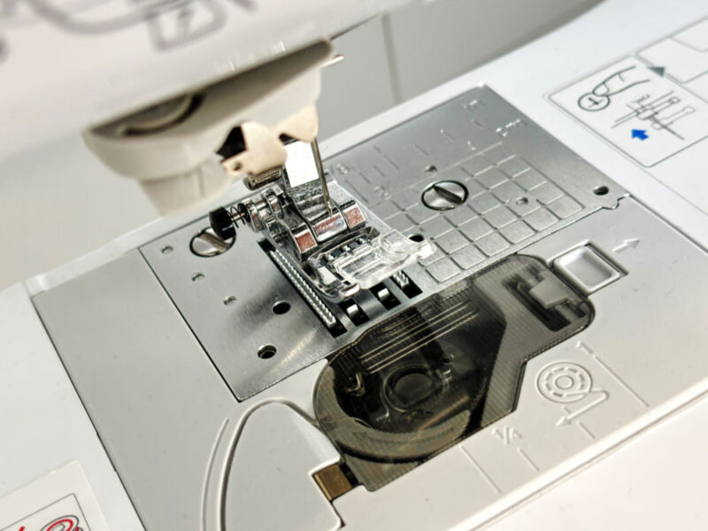 Nähmaschinen-Fuß im Detail auf einer weißen Nähmaschine
