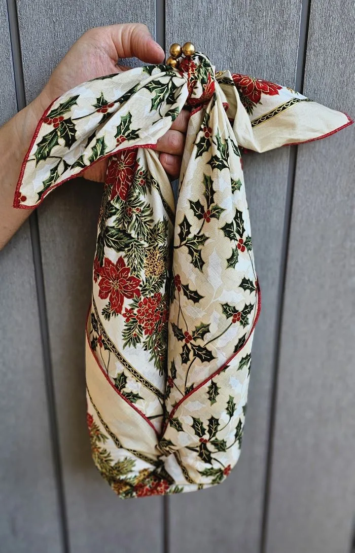 Creme-farbenes Furoshiki-Tuch mit Weihnachtsmotiv und Nylonschleife