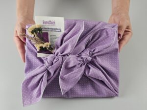 Furoshiki-Tuch in Lila mit weißem Pünktchenmuster als Geschenkverpackung