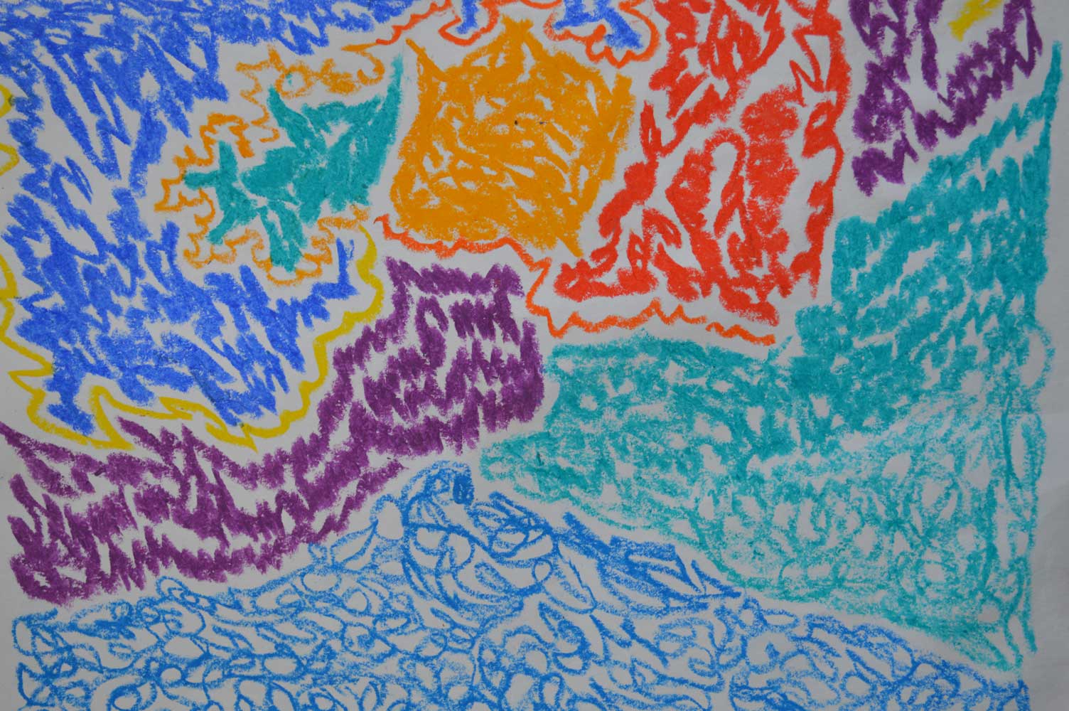 Bunte abstrakte Kratzzeichnung mit blauen, orangefarbenen, türkisen und violetten Mustern