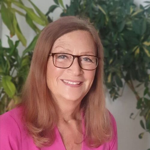 Margit Taubmann, Expertin, Porträt mit braunem Haar, Brille, rosa Bluse