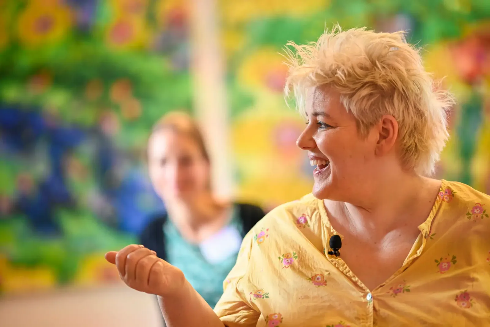 Annette Grübnau bei Präsenzwochenende Odorf in gelbem Oberteil mit Blumenmuster, sprechend
