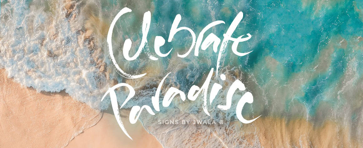 Celebrate Paradise Banner mit Strand und Wellen, Handschriftzug