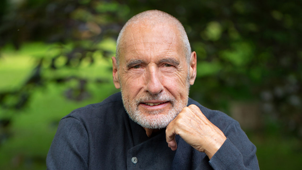 Karl Gamper Portrait Nahaufnahme mit grünem Garten-Hintergrund