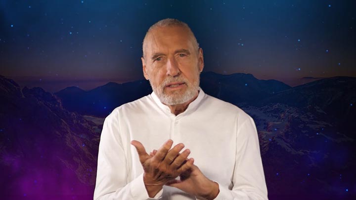 Karl Gamper Portrait mit weißem Hemd vor Berglandschaft und Sternenhimmel