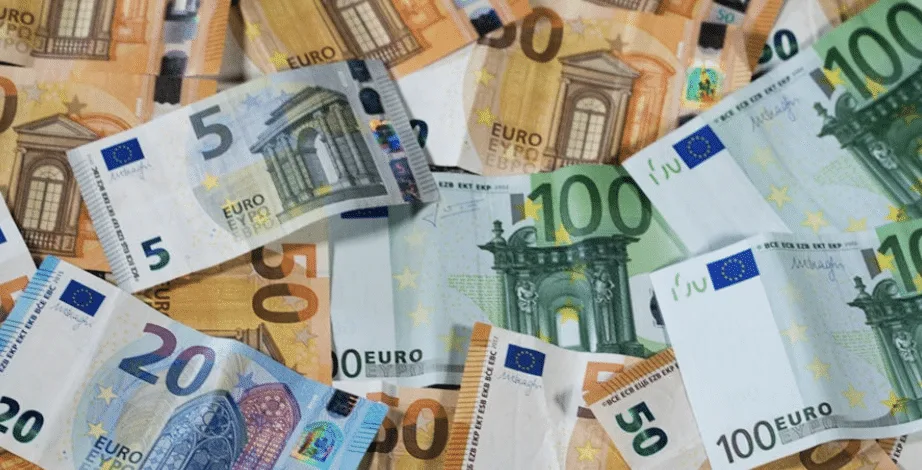 Euro-Geldscheine in verschiedenen Stückelungen übereinander