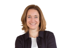 Monika Uhl Portrait in dunkler Kleidung
