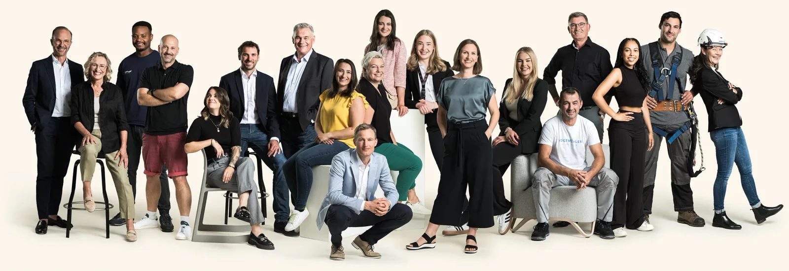 Gruppe von 18 Personen verschiedener Altersgruppen und Berufe