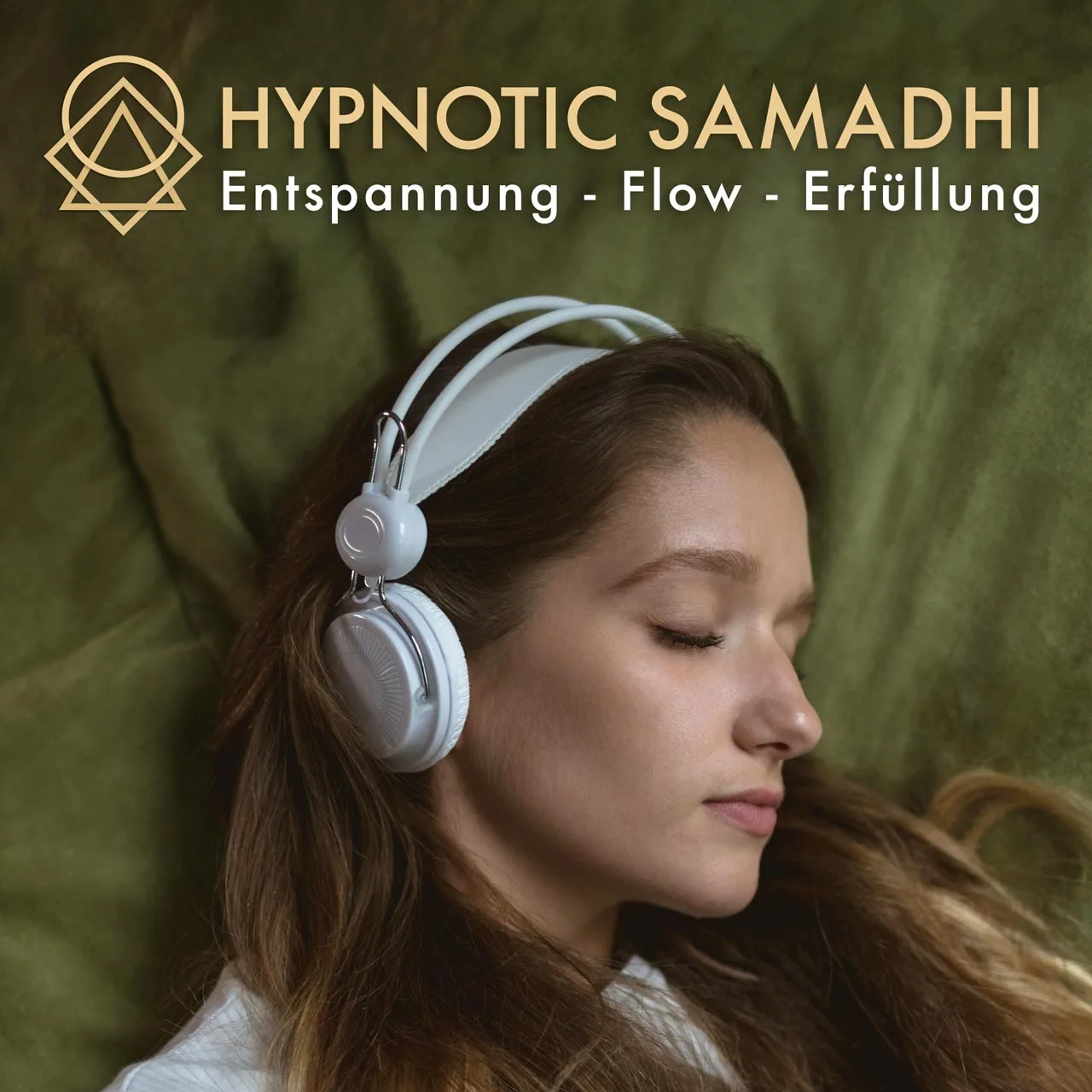 Genius – NLP-Hörbuch für Intuition von Chris Mulzer 4 Frau mit weißen Kopfhörern, entspannt mit geschlossenen Augen, grüner Hintergrund, goldenes Logo 'HYPNOTIC SAMADHI' mit Text