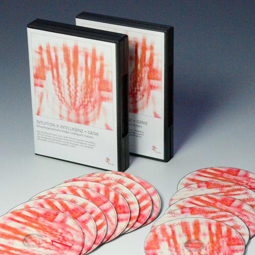 Genius – NLP-Hörbuch für Intuition von Chris Mulzer 3 Produktabbildung: Genius Audiokurs Box-Set mit zwei DVDs und mehreren Discs, rotes abstraktes Design auf Booklet